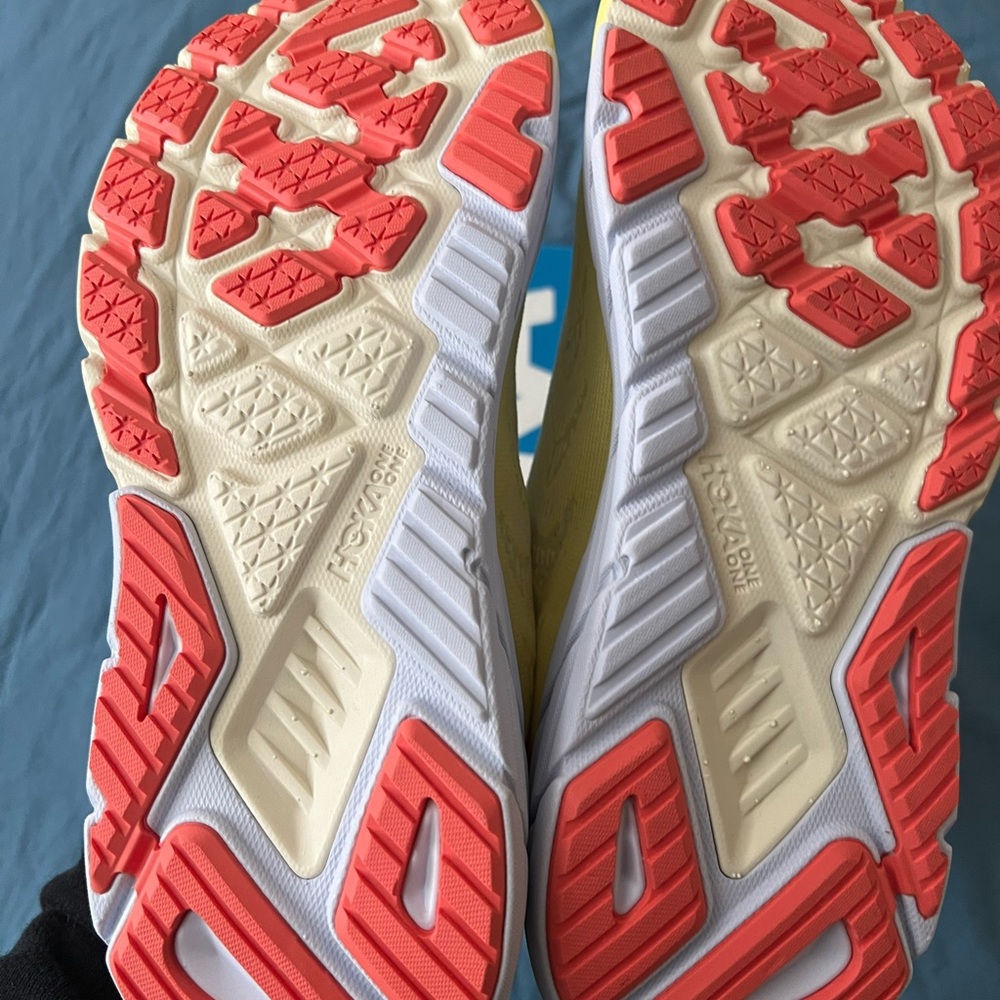 SOLD-Women’s Hoka arahi 6 - Picture 6 of 10
